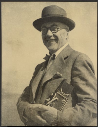 Porträt eines Mannes mit einer Kamera von Louis Fleckenstein