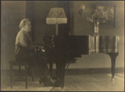 [Porträt einer am Klavier sitzenden Frau] von Louis Fleckenstein