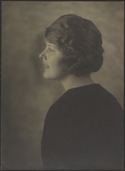 Porträt einer Frau von der Seite von Louis Fleckenstein