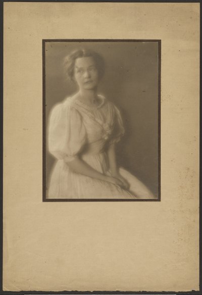 [Porträt einer Frau in einem Kleid mit Seidenrosen] von Louis Fleckenstein