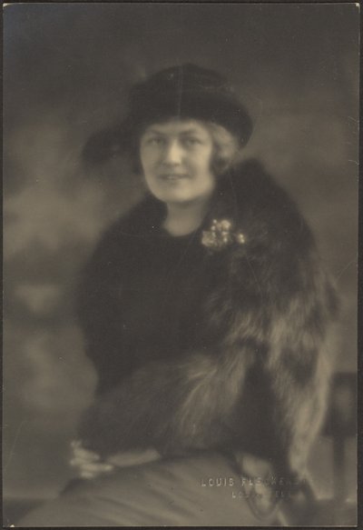 Porträt einer Frau im Pelzumhang von Louis Fleckenstein