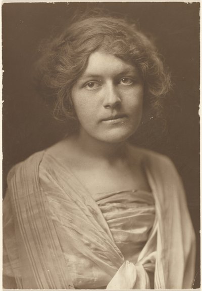 [Porträt einer Frau im Seidenkleid mit Schal] von Louis Fleckenstein
