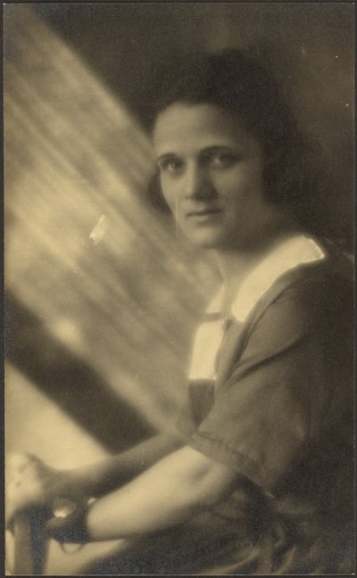Porträt einer Frau im strömenden Licht von Louis Fleckenstein
