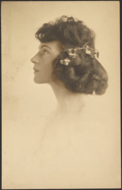 [Porträt einer Frau mit Blumenkranz] von Louis Fleckenstein