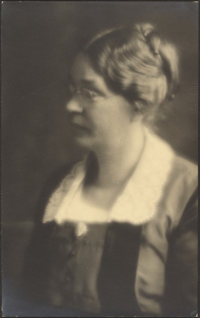 [Porträt einer Frau mit aufgeschlagenem Buch (beschnitten)] von Louis Fleckenstein
