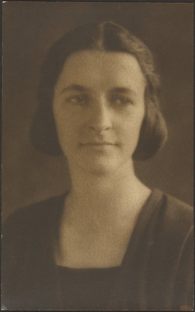 [Porträt einer Frau mit gestreifter Jacke] von Louis Fleckenstein