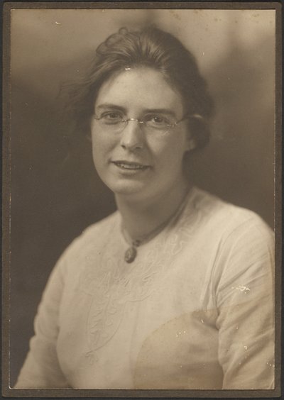 Porträt einer jungen Frau mit Brille von Louis Fleckenstein