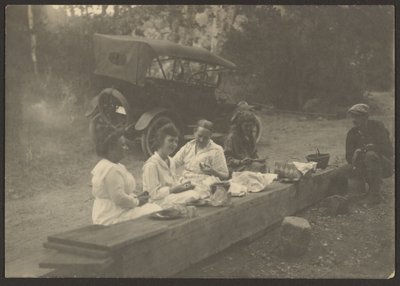 [Picknickszene am Straßenrand] von Louis Fleckenstein
