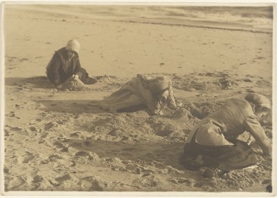 [Drei Mädchen bauen Sandburgen im Winter] von Louis Fleckenstein