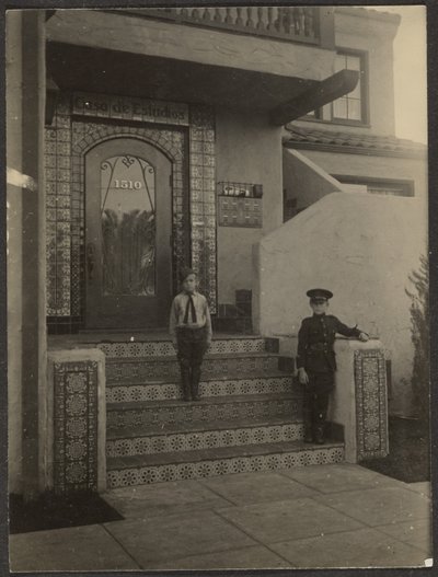 [Zwei Jungen vor Fleckensteins Studio in Long Beach] von Louis Fleckenstein