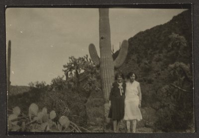 [Zwei Frauen vor einem Kaktus] von Louis Fleckenstein