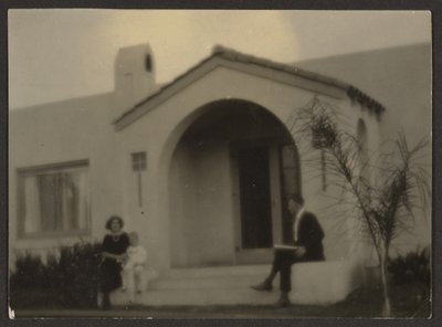 [Frau und Mann vor einem Haus] von Louis Fleckenstein
