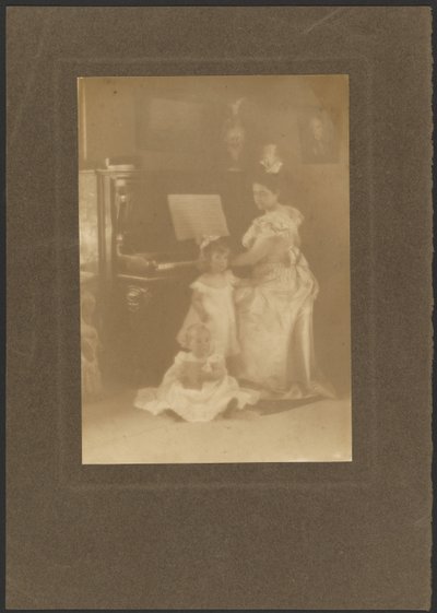 [Frau am Klavier mit Kindern] von Louis Fleckenstein