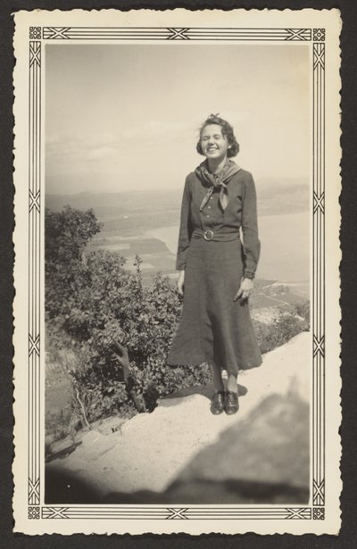 [Frau auf einem Hügel] von Louis Fleckenstein