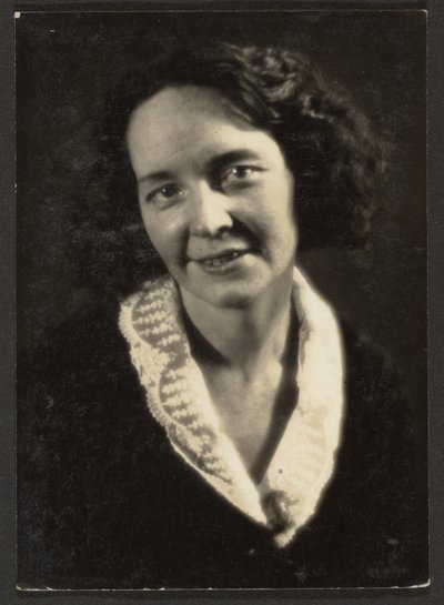 [Frau mit besticktem Kragen] von Louis Fleckenstein