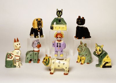 Eine Gruppe von Porzellanvasen in Form stilisierter Tiere, 20. Jahrhundert (Porzellan, Emaille) von Louis Wain