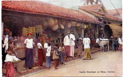 Einheimisches Geschäft oder Laden, Ceylon, ca. 1900-20 (handkolorierte Fotografie) von Ltd. Ceylon Plâté