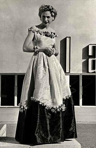 Modell in Ballkleid des Modehauses "Graldi" von Luis Bogino
