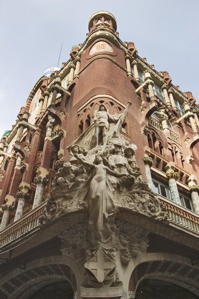 Ecke mit allegorischem Relief von Luis Domenech i Montaner