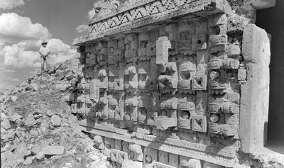 Relief-Schnitzerei an einer Maya-Monumentalruine, Halbinsel Yucatán. (1936) von Luis Marden