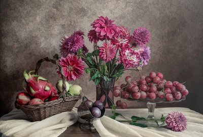 Dahlien- und Fruchtstillleben von Lydia Jacobs