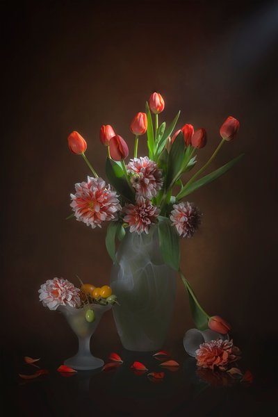 Elegantes Blumenstillleben von Lydia Jacobs