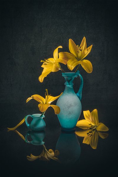 Goldene Lilien Türkise Vasen von Lydia Jacobs