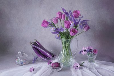 Lila Blumen Stillleben von Lydia Jacobs