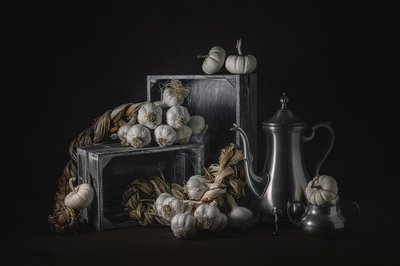 Rustikales Knoblauch-Stillleben von Lydia Jacobs
