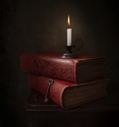 Kerzenlicht Bücher und Schlüssel von Margareth Perfoncio