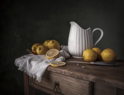 Frische Zitronen auf Holz von Margareth Perfoncio