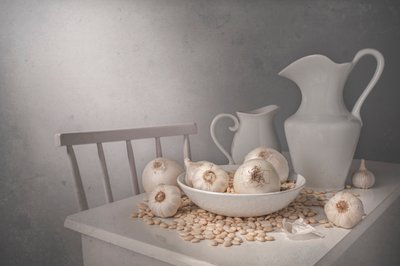 Knoblauch und Weiße Krüge von Margareth Perfoncio