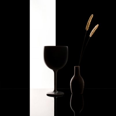 Minimalistisches Schwarz-Weiß Stillleben von Margareth Perfoncio
