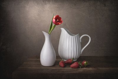 Rote Tulpe und Erdbeeren von Margareth Perfoncio