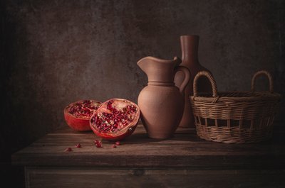 Rustikales Granatapfel Stillleben von Margareth Perfoncio