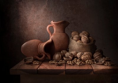 Rustikale Walnüsse und Krüge von Margareth Perfoncio