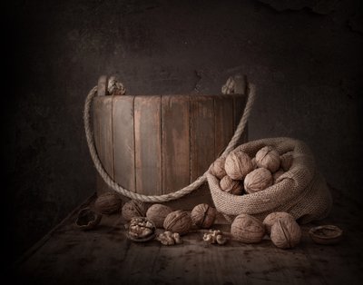 Rustikales Walnuss-Stillleben von Margareth Perfoncio