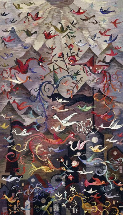 Eine Wandteppich, der mythische Vögel darstellt, mit einem Hintergrund aus Bergen und Sonnenstrahlen von Marianne Pankok