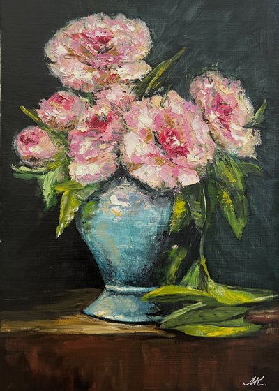 Rosa Pfingstrosen Blaue Vase von Marina Kozyr