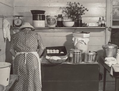 Ein Mitglied der Familie Wilkins macht Kekse für das Abendessen am Maisernte-Tag im Haus von Mrs. Fred Wilkins in der Nähe von Tallyho, Granville County, North Carolina von Marion Post Wolcott