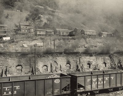 Rauch von Koksöfen dringt in die Häuser der Bergleute, Scotts Run, West Virginia von Marion Post Wolcott