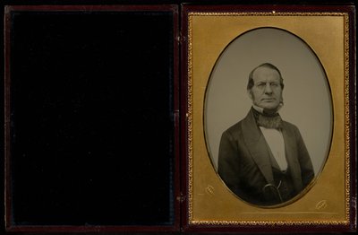 Porträt eines nicht identifizierten Mannes mittleren Alters mit Koteletten, der eine Drahtbrille trägt von Mathew B. Brady