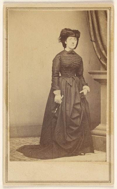 [Unbekannte Frau mit Hut und langem dunklen Kleid] von Mathew B. Brady