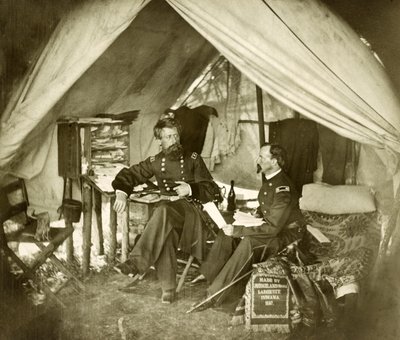 General Jefferson C. Davis & Offizier sitzen in einem Zelt, veröffentlicht 1861 von Mathew and studio Brady