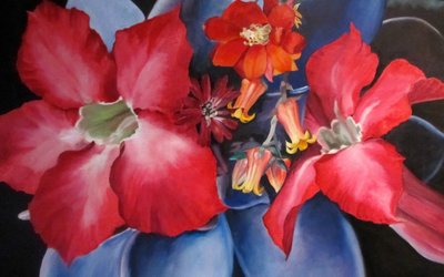 Lebendige rote und blaue Blumen von Maxine Shore