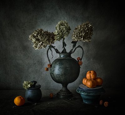 Dunkles Blumen Stillleben von May G
