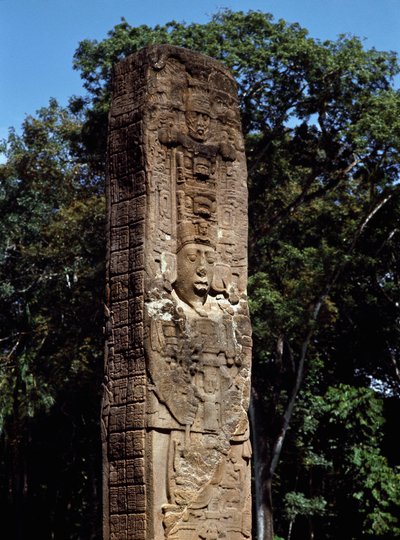 Detail der Stele E auf dem großen Platz von Mayan