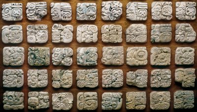 Maya-Kalender (320-1697) bestehend aus verschiedenen Glyphen (gravierte Steine) von Mayan Mayan
