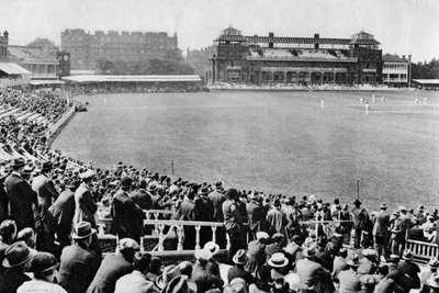 Ein Cricketspiel, Lords Cricket Ground, London, 1926-1927 von McLeish