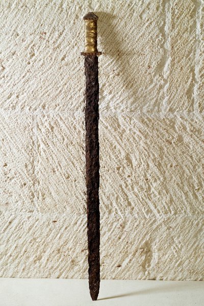 Merowingische Kunst: Schwert, 6. Jahrhundert. Gallien. Nationales Archäologisches Museum von Saint-Germain-en-Laye von Merovingian Merovingian